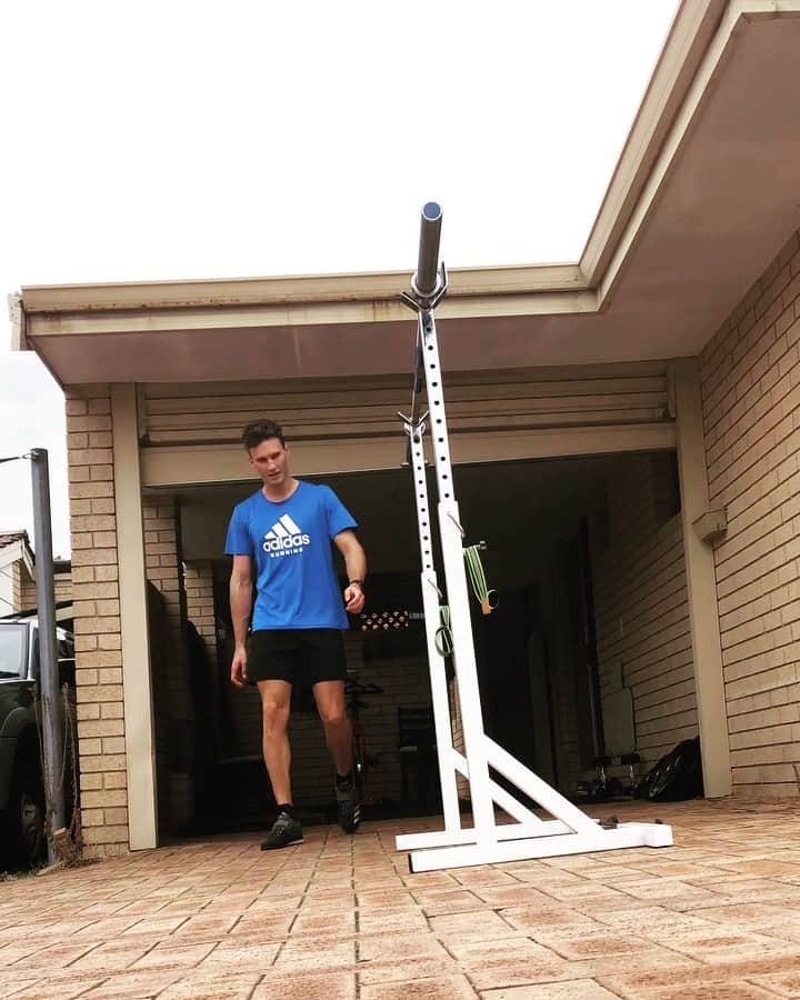 カーティス・マーシャルのインスタグラム：「Little snippet of quarantine training,  after returning to Perth 1 week ago 🏋🏽‍♂️ /// *1 week to go 😴」