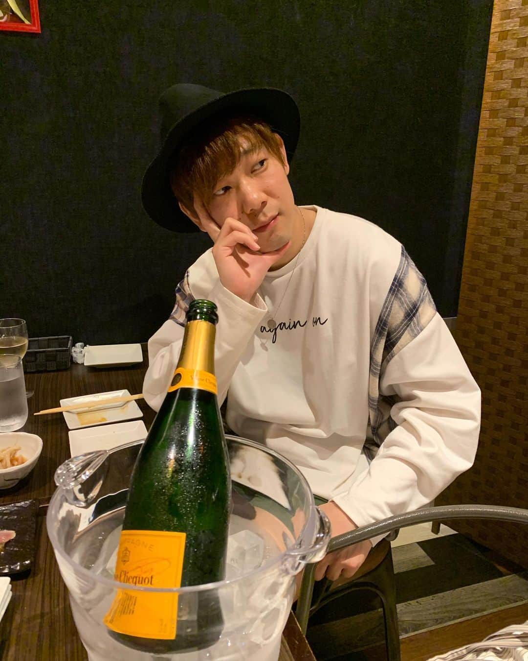 池田真一のインスタグラム：「先日 マルセイユ津田 プードル山下 来てくれました！ 津田がシャンパンおろしてくれました😆 津田の世界観こっちこっち〜にも上陸しました！ほんまにありがとうな🙇‍♂️ 2人ともこっちこっち〜やっくれてるけどMｒ.2ボン・クレーみたいになってるよー！」