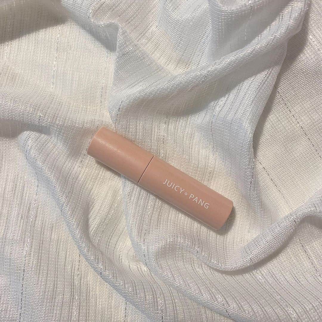 のインスタグラム：「#apieu ﻿ ﻿ オピュの夏らしいリップ💄﻿ ラメが入っててめちゃくちゃ可愛い…﻿ ﻿ オピュは落ちにくい&発色が良いリップとしてずーっと信頼してるんだけど、グロスに近いテクスチャーなのにマスクに付きづらくて最高でした🙋‍♀️﻿ ﻿ ■A'pieu JUICY PANG SPARKLING tint（CR01）﻿ 1,100円(税込)」