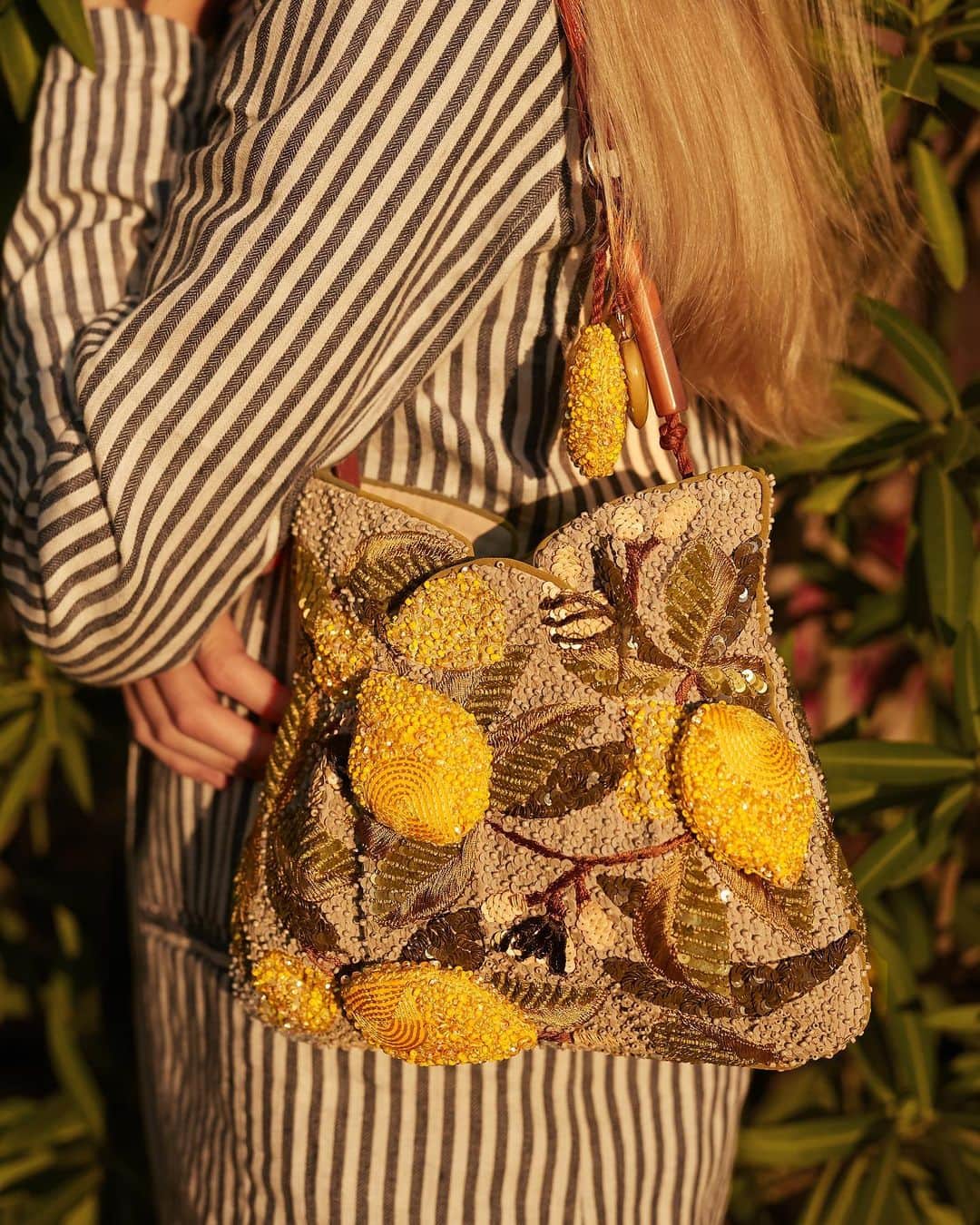 ジャマンピュエッシュのインスタグラム：「Exquisite 3D embroideries of the Limona bag sparkling in sunbeams.  Free worldwide delivery with the code FREESHIPPING.」