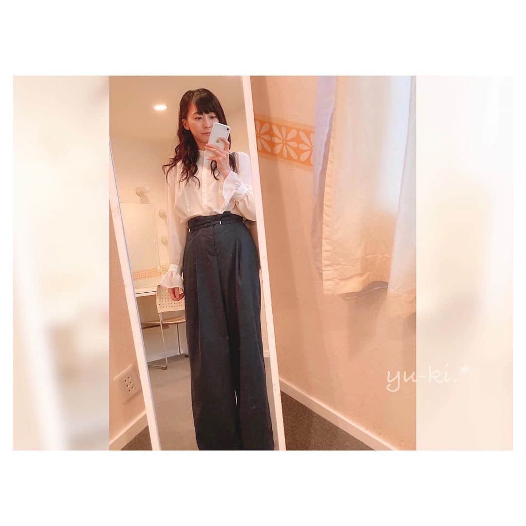 二見夕貴さんのインスタグラム写真 - (二見夕貴Instagram)「. ひきこもり生活が明けて 先週久しぶりの撮影にいってきました！ 以前もお世話になった会社から オファーいただけて感謝でした😌✨ 今回も楽しい現場でした＊ . . 撮影はほぼすっぴんに近いメイクでしたが、 メイクさんとヘアアレンジの話してたら 撮影終わりにくるくるに巻いてくれました😊 雰囲気に合わせてトップス着替えた😂💕 巻き方だけで全然変わるよね☺︎ . 2枚目が朝、ほんとのすっぴん。 ( マスクしてるけど笑 ) 3枚目は帰宅後のすっぴん寄りメイク。 暑くてクリップで束ねてたら 巻き少し落ちちゃった！ . . 実際、6月から仕事が再開してみて いちばん密が気になるのは現場や職場より やっぱり電車かな。 引き続きうつさない、うつされない意識を 常に持って行動しよう🙌🏻 . みんな、熱中症にも気をつけてね！ わたしすでに夏バテ気味🙄 . . #shooting #hairarrange #wavehairstyle #naturalmakeup #撮影 #ヘアアレンジ #巻き髪ロング #すっぴんメイク #仕事再開」6月15日 18時32分 - yyyuki___