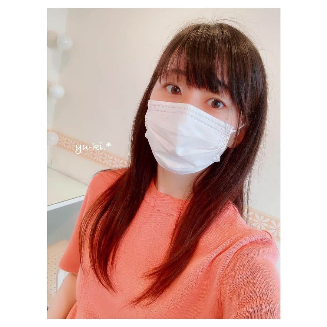 二見夕貴さんのインスタグラム写真 - (二見夕貴Instagram)「. ひきこもり生活が明けて 先週久しぶりの撮影にいってきました！ 以前もお世話になった会社から オファーいただけて感謝でした😌✨ 今回も楽しい現場でした＊ . . 撮影はほぼすっぴんに近いメイクでしたが、 メイクさんとヘアアレンジの話してたら 撮影終わりにくるくるに巻いてくれました😊 雰囲気に合わせてトップス着替えた😂💕 巻き方だけで全然変わるよね☺︎ . 2枚目が朝、ほんとのすっぴん。 ( マスクしてるけど笑 ) 3枚目は帰宅後のすっぴん寄りメイク。 暑くてクリップで束ねてたら 巻き少し落ちちゃった！ . . 実際、6月から仕事が再開してみて いちばん密が気になるのは現場や職場より やっぱり電車かな。 引き続きうつさない、うつされない意識を 常に持って行動しよう🙌🏻 . みんな、熱中症にも気をつけてね！ わたしすでに夏バテ気味🙄 . . #shooting #hairarrange #wavehairstyle #naturalmakeup #撮影 #ヘアアレンジ #巻き髪ロング #すっぴんメイク #仕事再開」6月15日 18時32分 - yyyuki___
