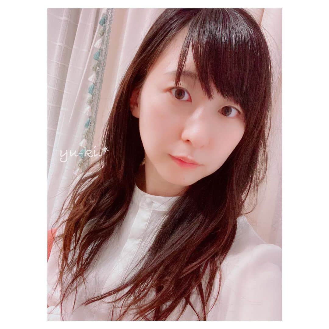 二見夕貴さんのインスタグラム写真 - (二見夕貴Instagram)「. ひきこもり生活が明けて 先週久しぶりの撮影にいってきました！ 以前もお世話になった会社から オファーいただけて感謝でした😌✨ 今回も楽しい現場でした＊ . . 撮影はほぼすっぴんに近いメイクでしたが、 メイクさんとヘアアレンジの話してたら 撮影終わりにくるくるに巻いてくれました😊 雰囲気に合わせてトップス着替えた😂💕 巻き方だけで全然変わるよね☺︎ . 2枚目が朝、ほんとのすっぴん。 ( マスクしてるけど笑 ) 3枚目は帰宅後のすっぴん寄りメイク。 暑くてクリップで束ねてたら 巻き少し落ちちゃった！ . . 実際、6月から仕事が再開してみて いちばん密が気になるのは現場や職場より やっぱり電車かな。 引き続きうつさない、うつされない意識を 常に持って行動しよう🙌🏻 . みんな、熱中症にも気をつけてね！ わたしすでに夏バテ気味🙄 . . #shooting #hairarrange #wavehairstyle #naturalmakeup #撮影 #ヘアアレンジ #巻き髪ロング #すっぴんメイク #仕事再開」6月15日 18時32分 - yyyuki___