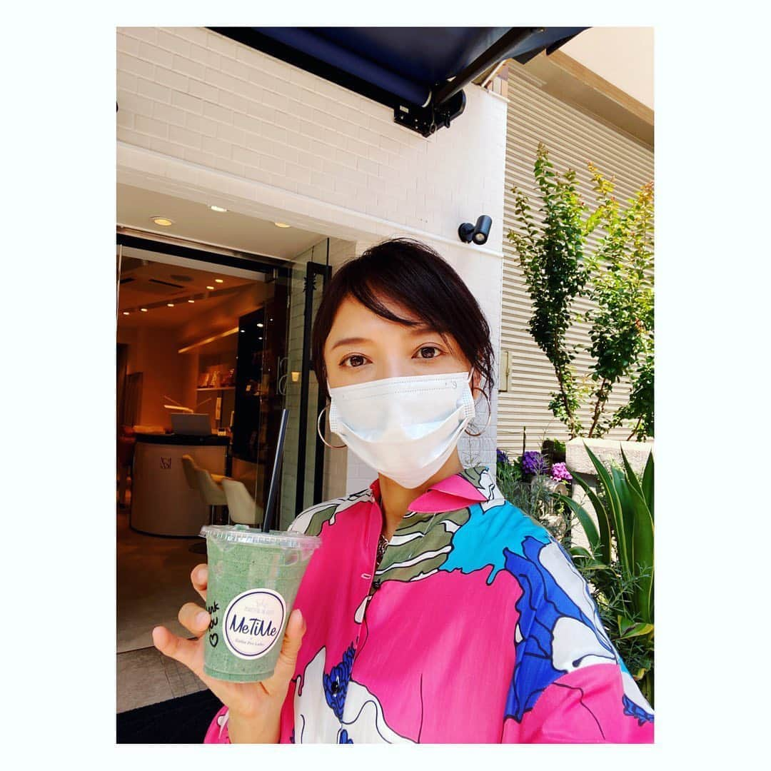 望月理恵さんのインスタグラム写真 - (望月理恵Instagram)「今日は暑かったですね。 日焼けした気がします😭 まだ６月だなんて、、 先が思いやられる、、、 出先でスムージーを飲みました。 いい値段するんですよね。 そろそろ家で作りますか。 でも、外で飲んだほうが美味しいな〜  #スムージー#metime#美味しい #それにしても派手な服着てますな〜」6月15日 18時34分 - mochiee28