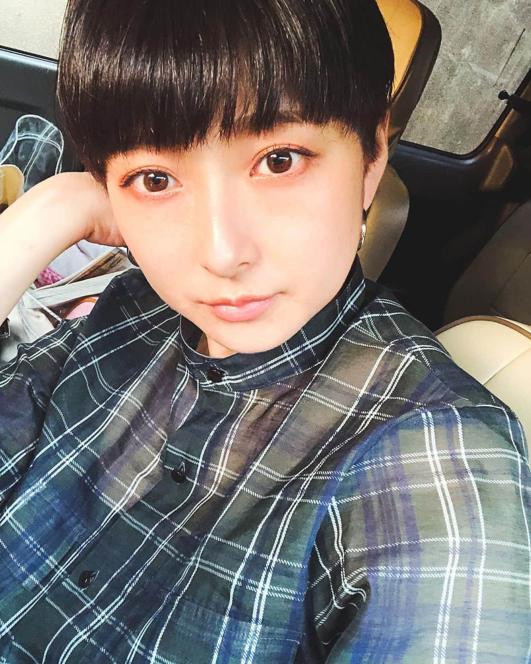 松本亜希のインスタグラム：「切った…!!!!!💇🏻‍♀️✨ . . . @shiga_noriyoshi ありがとう❤️🧡💛💚💙🤍💗」