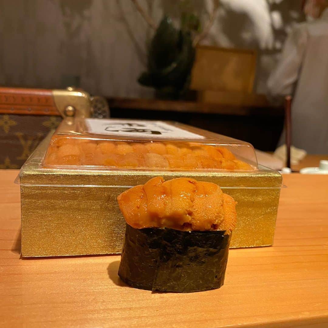 紗蘭さんのインスタグラム写真 - (紗蘭Instagram)「こないだ、4ヶ月前から予約していた大好きな『鮨 尚光』さんにるなと行ってきました〜🍣💕 行くの2回目だけど安定に美味しいし、お店の方達もすごく気さくで、いつもたくさんお話ししながら食べれて楽しい時間✨ 尚光さんのウニは本当に美味しすぎてやばい🤤 月1のご褒美お寿司最高😍 #鮨尚光 #尚光 #すしすたぐらむ #お寿司」6月15日 18時37分 - saracchidayo