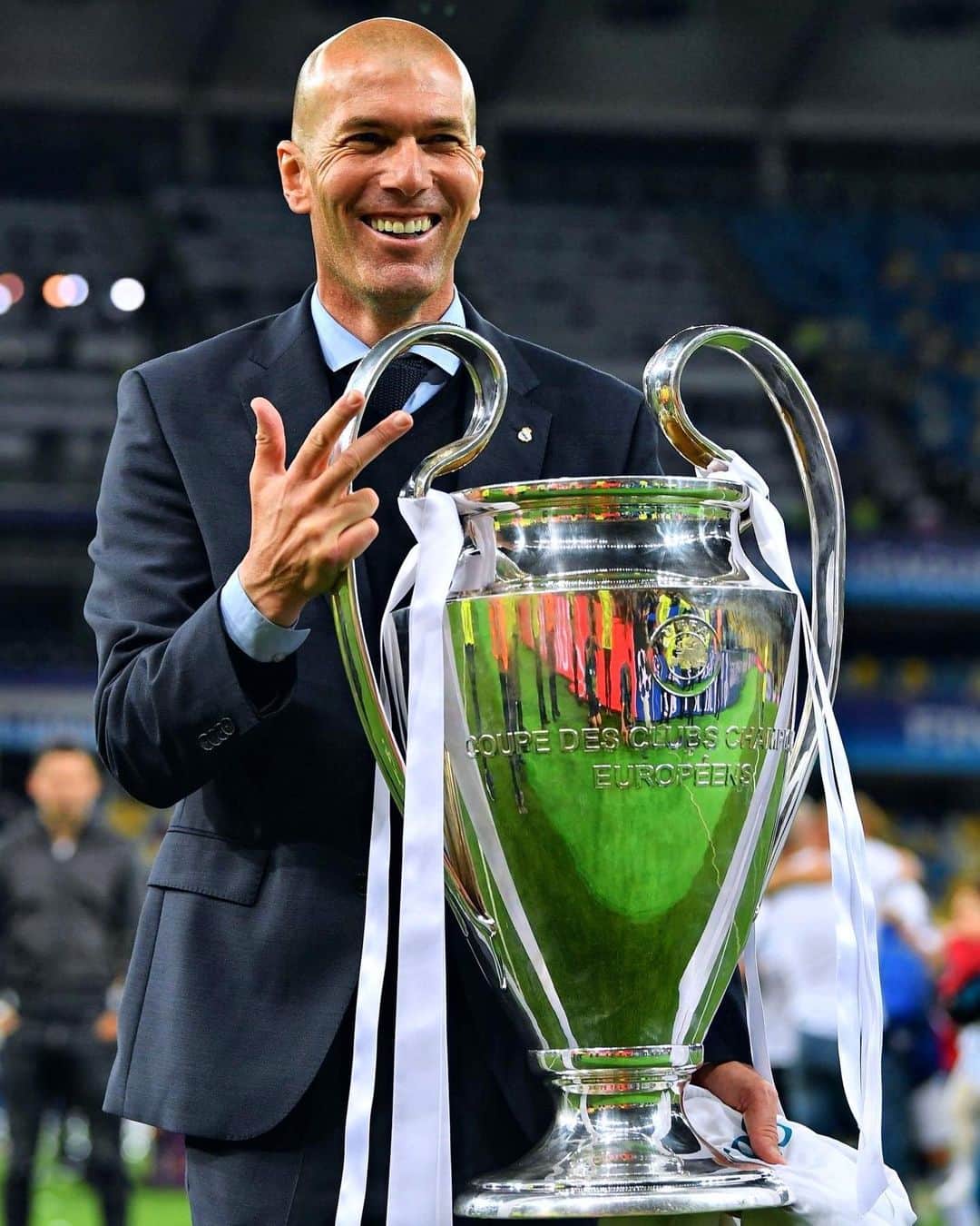 F2Freestylersのインスタグラム：「Zidane at Real Madrid 👔 He’s averaged a trophy every 20 games! 🤯 200 Games ⚽️ 134 Wins ✅ 10 Trophies 🏆」