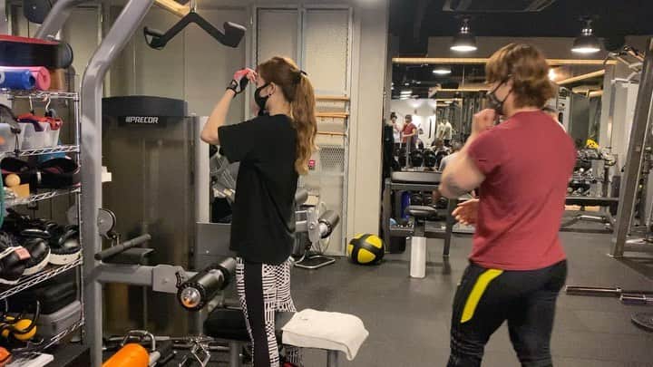 のインスタグラム：「今日は起きてコーヒーとBCAA飲んで ジムで有酸素運動20分。 、 友達とランチして (サラダとパンケーキ半分とポテトちょっと) またコーヒーとBCAA飲んで オレンジ道場でトレーニング💋 、 今日は上半身中心で有酸素もありの 汗だくメニュー💦 いつもきっついけど終わった後の達成感が 最高すぎいぃいい🤪🤪🤪 、  ジムは↓↓ @orange.dojo  パーソナルトレーニングを 担当してくれてる拳士郎くん↓↓ @ogaken.channel 、 、 #burlesqueannexyavay #バーレスク東京 #バーレスクヤバイ  #長身女子 #高身長女子 #ミディアムボブ #シールエクステ 　#バックランジ　#デッドリフト #ミリタリープレス #ワイドデッドリフト #オーバーヘッドスクワット #ラットプルダウン #ケーブルロー #有酸素運動ダイエット」