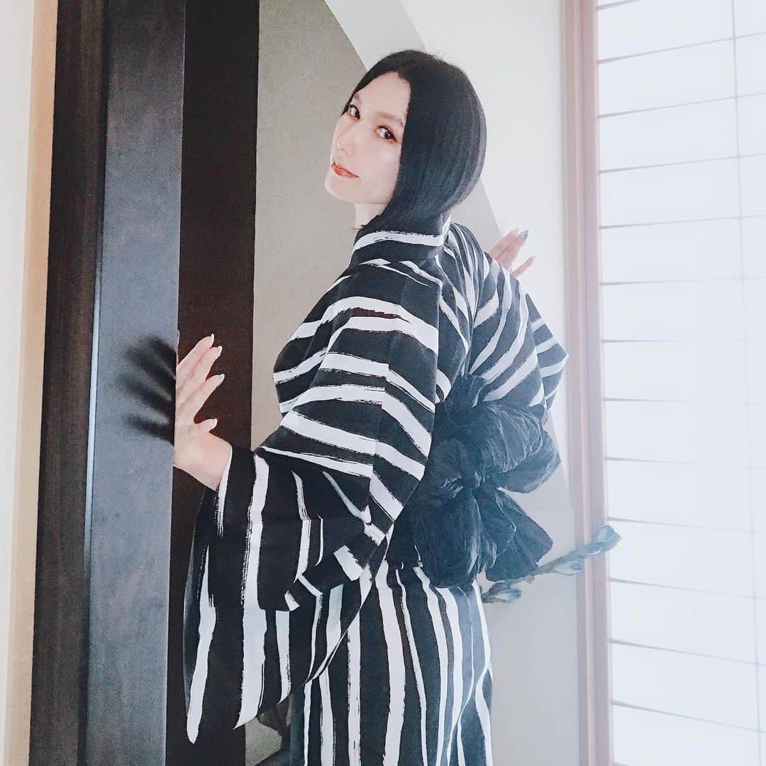 鷹村アオイのインスタグラム：「. お洒落可愛いDitaさんの浴衣です👘✨ 私はモノトーンのモードな浴衣を✨こちらは5点セットで1万円くらいとお手頃でした✨  素敵な浴衣が揃っているので是非チェックしてみてくださいね😆✨ たくさんありすぎて迷いました！可愛いもカッコいいも揃っています✨  #Ditaの浴衣　#PR #浴衣 #モード系」