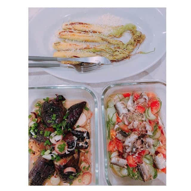 前田ゆかのインスタグラム：「おうちごはん  旬のうちにヤングコーンはいろんな食べた方でいただきたいなぁ。  今回はグリルにしてオリーブオイルパルメザンチーズで味付けしてます✨  そして オイルサーディンサラダと ホタテとナスの煮浸し風サラダ。 お酢の効いた野菜が暑い日にはおいしい！  #ばんごはんきろく  #おうち時間  #おうちごはん  #maeyukareshipi」
