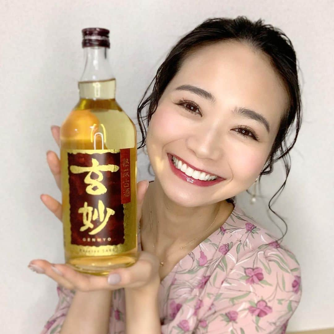 緑川静香さんのインスタグラム写真 - (緑川静香Instagram)「【しーたん日本酒録】﻿ ﻿ 本田商店@兵庫﻿ 玄妙 熟成古酒﻿ ﻿ 理想の熟成酒を目指す蔵の熟成ブレンド酒。﻿ ﻿ 一人で飲みたいそんな夜、肉餡多めの皮もちもち餃子を食べながら少し部屋を暗くしてソファに座りながら飲みたいっ。﻿ ﻿ #しーたん日本酒録 #唎酒師 #日本酒 #日本酒女子 #兵庫 #本田商店 #玄妙 #熟成古酒 #sake #japanesesake #sakestagram #sakebottle #일본술  #熟成酒の可能性 #素晴らしすぎる #5年熟成ベースのブレンド #中には20年のものもあるそう #複雑でとっても色っぽい #艶っぽい #飲んだ後に微笑んじゃうやつ #本田商店様ありがとうございます❤️」6月15日 18時47分 - midorikawa_shizuka