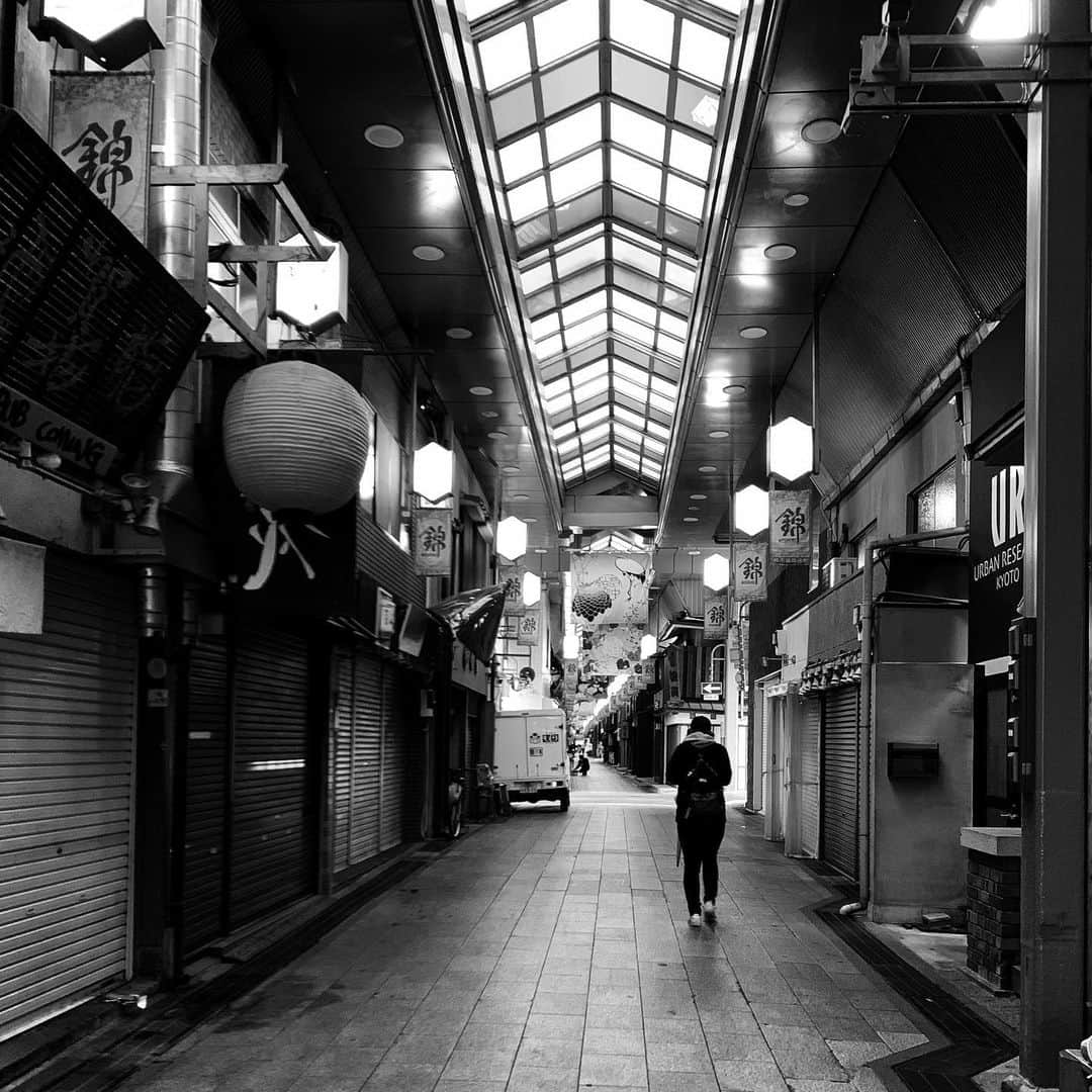 naotakeのインスタグラム：「土曜の朝 - Saturday morning / iPhone XR & Snapseed, 20200616 . . 忍び寄る第二波、注意せねば。 . . #spicollective #royalsnappingartists #infamous_family #rsa_main #infinity_photo_cult #2_fineart #jp_gallery_member #jp_gallery_bnw #trb_bnw #wp_bnw  #bnw_life #bnwlife_member #bnw_life_shots #bnw_captures #world_bnw #top_bnw #team_jp_ #team_jp_モノクロ #ig_energy_bw #ig_nihon #streetphotographybnw #igersjp #blackandwhite #bnw #bnwphoto #monochrome #bw #bnwphotography #ShotOniPhone #shotoniphoneXR」
