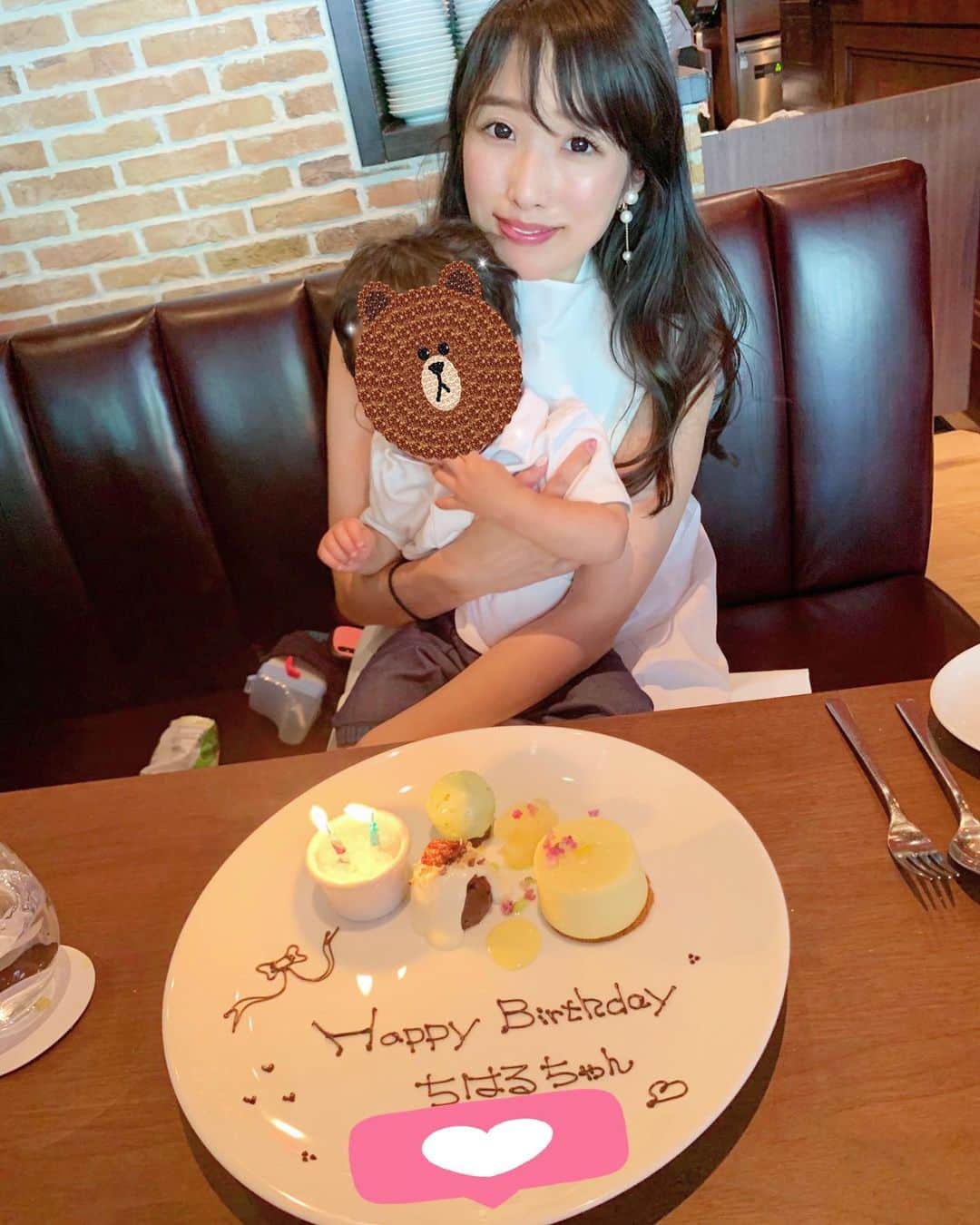 のインスタグラム：「. . 先日自粛明けにランチへ🍴✨ . . お友達の出産頑張って👍🤰 会をしようと思ったら、、👶✨ 4月生まれの息子と私のバースデーも して頂きました😭❤️‼️ . あーサプライズで泣きそうになりました😢❣️ 4月は外食が出来なかったしこの日の外食も久しぶりで 本当に嬉しかったです❤️😍 息子と私の誕生日プレゼントもどうもありがとう🙇‍♀️💓 . . そして出産間近の大事なお友達✨ 母子ともに健康でありますように、、🤰👶 #誕生日#お誕生日#バースデー#ファーストバースデー#1stbirthday #1歳誕生日#1歳男の子#男の子ママ#ベイビー#赤ちゃん#babyboy#赤ちゃんのいる生活#4月生まれ#happybirthday#mybirthday#🎂#誕生日祝い#誕生日」