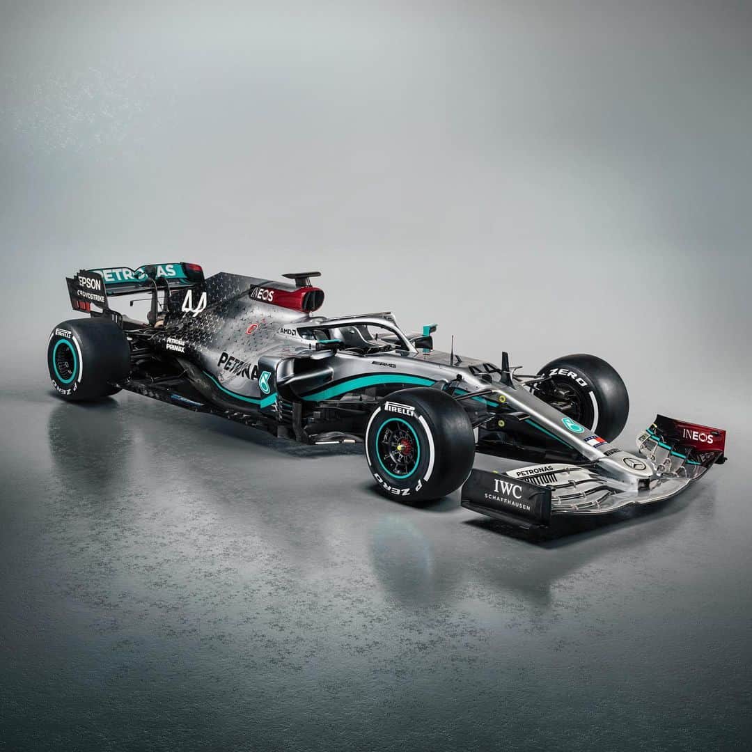 MERCEDES AMG PETRONASさんのインスタグラム写真 - (MERCEDES AMG PETRONASInstagram)「Silver never looked so good! 🥰 #DrivenByEachOther」6月15日 18時50分 - mercedesamgf1