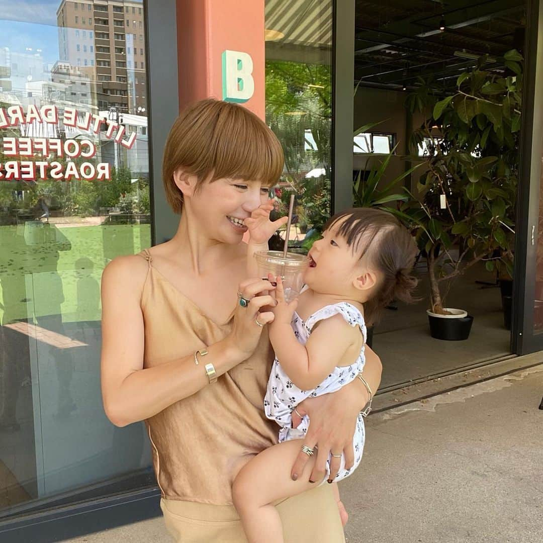 長谷川あやさんのインスタグラム写真 - (長谷川あやInstagram)「👩‍👧👩‍👧👩‍👧#baby#mama#akte#令和ベイビー#生後12ヶ月#1歳#赤ちゃんのいる生活#新米ママ#女の子ママ#小夏のいる生活#アクテ#152せんちこーで ・ ・ ・ 秒速で奪われるストロー👶🥤笑 ・ おかげでわたしの特技は 『早飲み』ですっ🙄✌️🤎」6月15日 18時56分 - ayasuke_0516