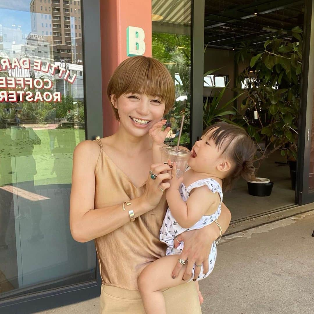 長谷川あやさんのインスタグラム写真 - (長谷川あやInstagram)「👩‍👧👩‍👧👩‍👧#baby#mama#akte#令和ベイビー#生後12ヶ月#1歳#赤ちゃんのいる生活#新米ママ#女の子ママ#小夏のいる生活#アクテ#152せんちこーで ・ ・ ・ 秒速で奪われるストロー👶🥤笑 ・ おかげでわたしの特技は 『早飲み』ですっ🙄✌️🤎」6月15日 18時56分 - ayasuke_0516