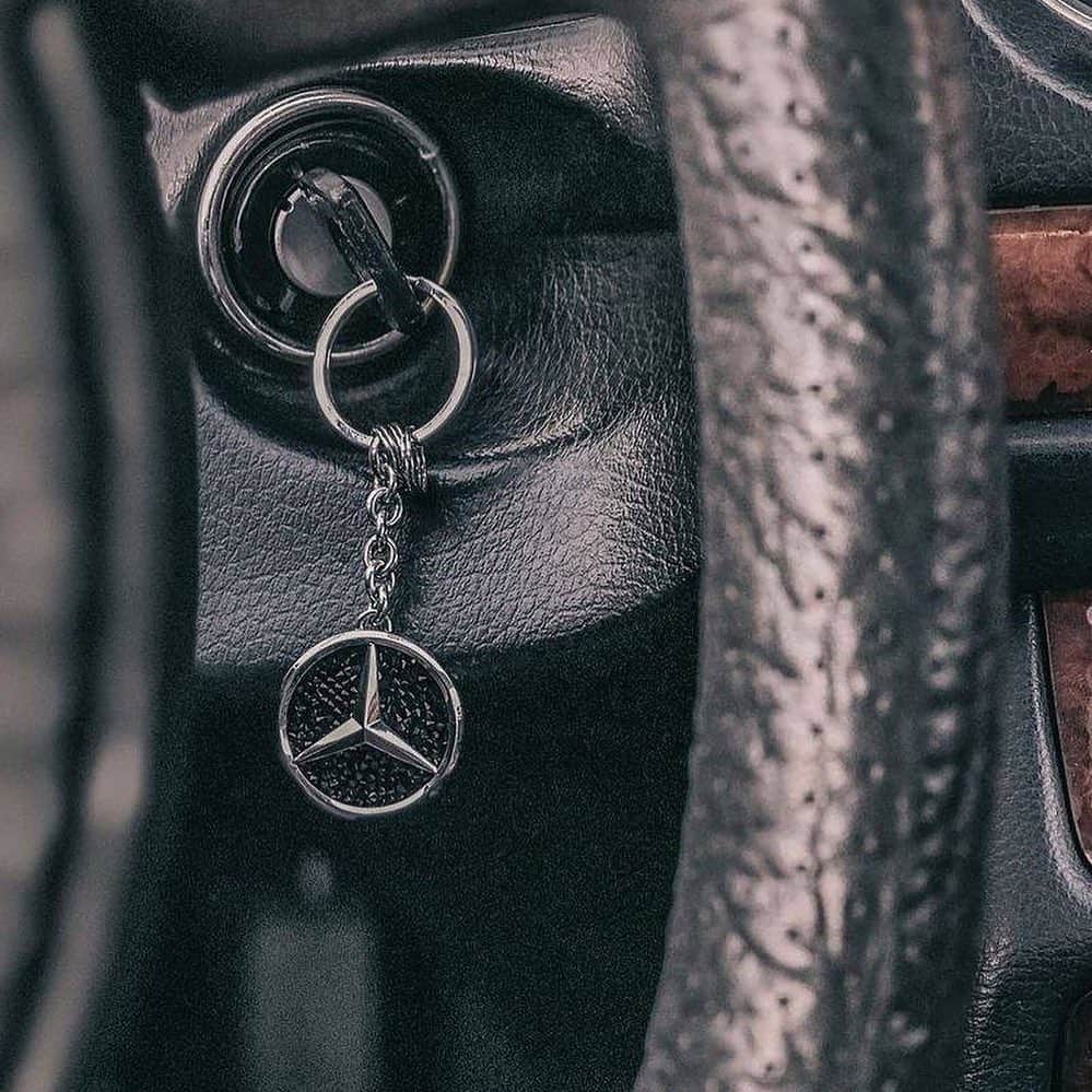 メルセデス・ベンツさんのインスタグラム写真 - (メルセデス・ベンツInstagram)「Wherever the road takes you today, your Mercedes-Benz key ring is always with you. Tap on the shopping-tag to get one.  #MBclassic #MercedesBenz #mercedesbenzclassic #ClassicCar #Car #Carsofinstagram #InstaCar #DreamCar #MBCar #Classic #daimler #photography #backinthedays #performance #thebestornothing 📷 by @ingmarbtker  via @mercedesbenzmuseum」6月15日 19時00分 - mercedesbenz