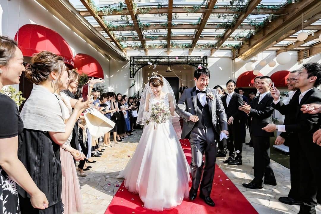 のインスタグラム：「* 『フラワーシャワーには、とても素敵な意味があります💗』 * フラワーシャワーがどのような意味をもっているのか皆さんはご存知ですか？ * 『花の香りで辺りを清め、悪魔や悪い運、災難からおふたりを守り、これからの永遠の幸せを祈っている』 そんな素敵な意味が込められているのです。 * 「おめでとう！」の言葉と共に、おふたりが浴びる花びらには、きっとゲストの方々のそんな想いが込められていることでしょう。 * 色とりどりの花びらが宙に舞うと、自然とナチュラルで透明感のある雰囲気が演出でき、美しいお写真として残していただけます🌸 * ゲストの皆様の笑顔に包まれながら美しく舞う花びらで、幸せなひとときをお過ごしください✨ * * * * ＼結婚式のお写真を募集中／ * アニスタグラムに参加してプレゼントを貰おう🎁！ * 参加には下記の①〜③ を付けてお写真を投稿してください💕 詳細はハイライトの『アニスタグラム』でもチェックできます✨ * ① #アニスタグラム ② @anniversaire_official ③今月のテーマハッシュタグ #anista_ring #anista_bigday #anista_hairmake * * 皆様のお写真を楽しみにしております˚✧˳✧༚ * * * * #アニ嫁 #アニヴェルセル #オリジナルウェディング #アニヴェルセル江坂 #結婚式 #結婚式準備 #結婚記念日 #結婚式場 #プレ花嫁 #花嫁準備 #weddingfilm #式場探し #結婚式レポ #結婚式場探し #披露宴 #ウェディングレポ #挙式 #フラワーシャワー #ウェディング演出 #結婚式写真 #オリジナルウエディング #ナチュラルウェディング #Aラインドレス #アフターセレモニー #ウェディングセレモニー #結婚式演出」