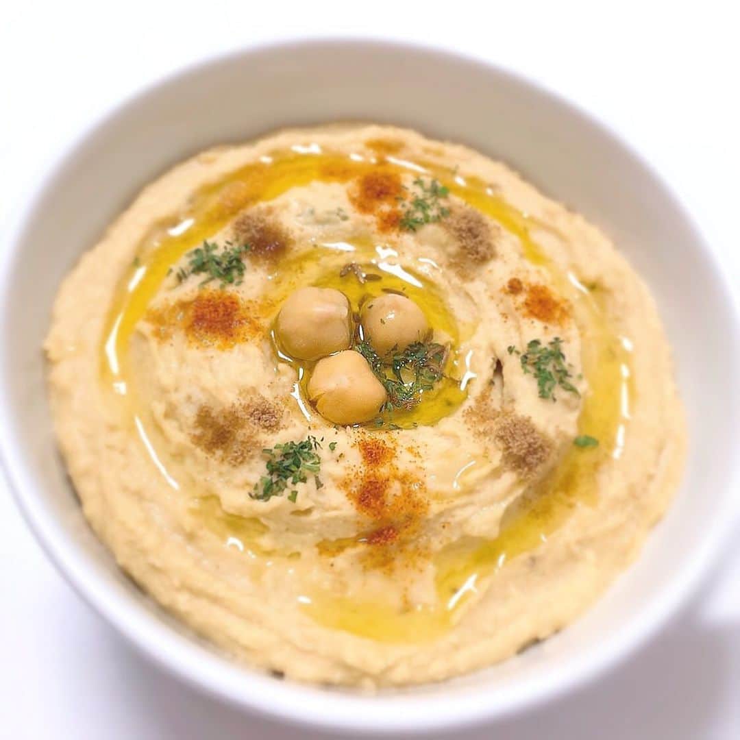 栗田萌のインスタグラム：「またまたHummus💕 ・ひよこ豆 ・白ごまペースト ・にんにく ・レモン汁 ・オリーブオイル ・お水 ・お塩 ・クミン 材料入れて、攪拌するだけ！ 簡単なのに本格的で美味しいんですよ 栄養たっぷりで健康にも美容にもいいからね。  私は胃が弱いので…オイルとレモン少なめ、にんにくはチンしてから入れるのが好きです🍋🧄🌶 #hummus #フムス #ハモス どっち！？笑 フムスが多数派かな🤗」