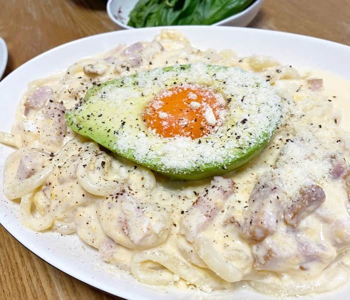 佐野優子のインスタグラム：「. うどんdeカルボナーラ🍽 .🥚🥚🥚🥚🥚.🍳 たまごonアボカド🥑 . 最後火にかけすぎたけどまずまず👌🏻 . #カルボナーラ #うどん #アボカド #アボカド卵黄」