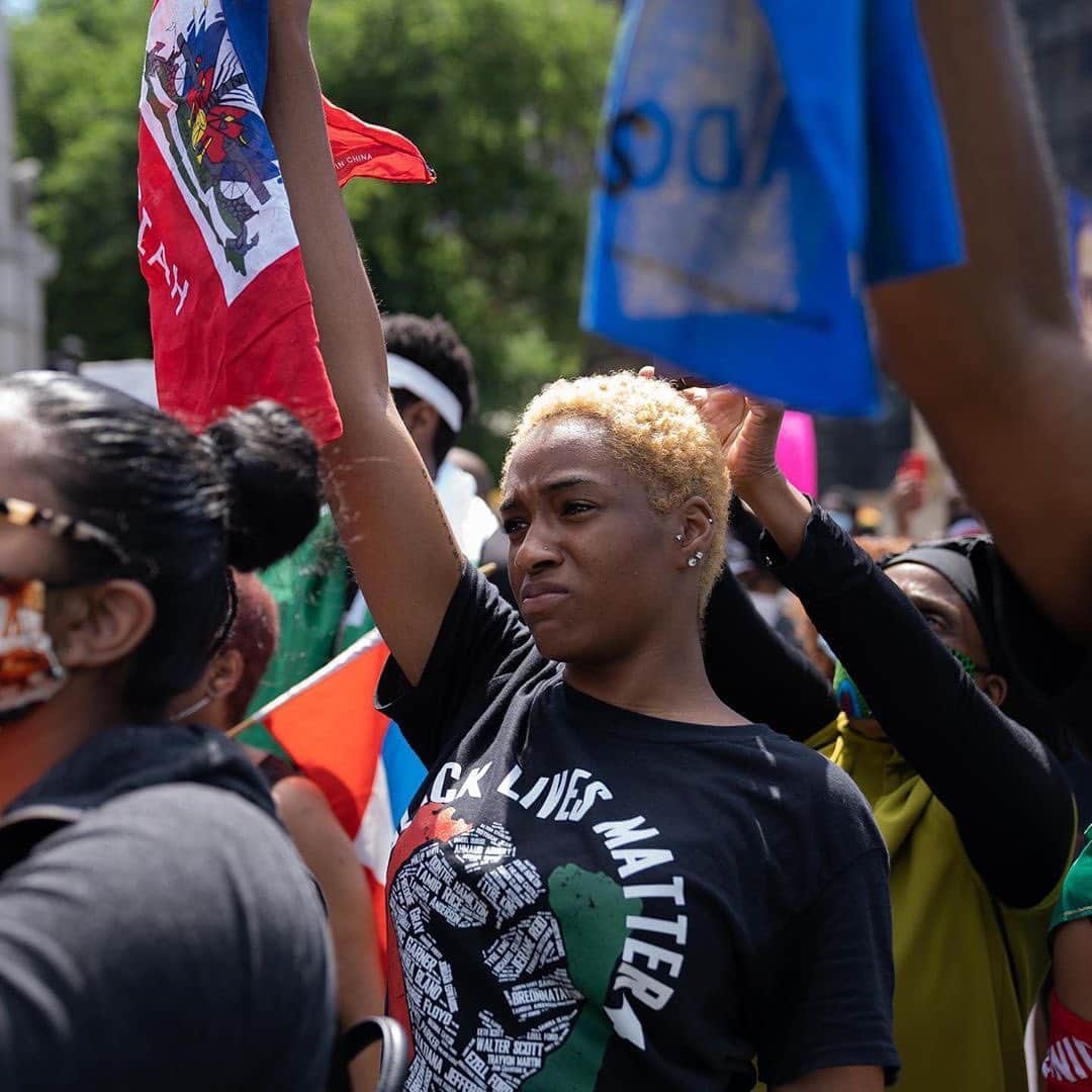 ANARCHYのインスタグラム：「#repost @gozilah ・・・ Grand Army Plaza, Brooklyn ✊🏿✊🏾✊🏼✊🏻. . #nycprotest #justice #nojusticenopeace #policebrutality #nyc#brooklyn#peace #protest  #defundnypd #defundpolice#sonya7iii #caribbean #haitian #grandarmyplaza」