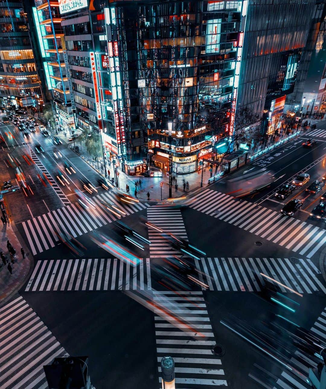 HAYAMI HANNAH ハナさん ど田舎のインスタグラム：「Ginza 🌃Tokyo : : :  #hayamihannah #moodygrams #discoverTokyo #agameoftones #artofvisuals #bealpha #sonyalphasclub #sonyimages #yourshotphotograher #lensbible #eclectic_shotz #streets_vision #street_ninjas #streetgrammers #nightphotography #way2ill #shotsdelight #urbanandstreet #darkmobs #all2epic #nightshooters #creativeoptic #shotzdelight #citykillerz #citygrammers #Sonyimagegalley #線維筋痛症 #銀座  #写真撮ってる人と繋がりたい」