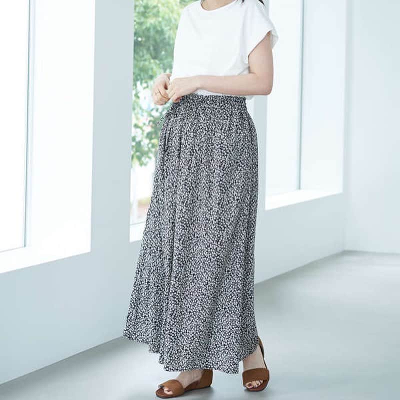ストライプクラブ公式さんのインスタグラム写真 - (ストライプクラブ公式Instagram)「#夏のリラックスコーデ  ふんわりと柔らかく揺れるシルエットが、リラックスムードを漂わせるワイドパンツ。  シンプルなトップスと合わせるだけでも、ワンツーコーデが決まるスタイリング力の高さも◎  気になるレッグラインをカバーしてくれる&ウエストはゴム＋ドロスト仕様で穿き心地もノンストレスな所も嬉しいポイントです！  本格的に暑くなってきた今日この頃。こういったコーディネートが見たい！というご意見もお待ちしております♪  #americanholic #アメリカンホリック#stripeclub#ストライプクラブ」6月15日 19時18分 - stripe_club