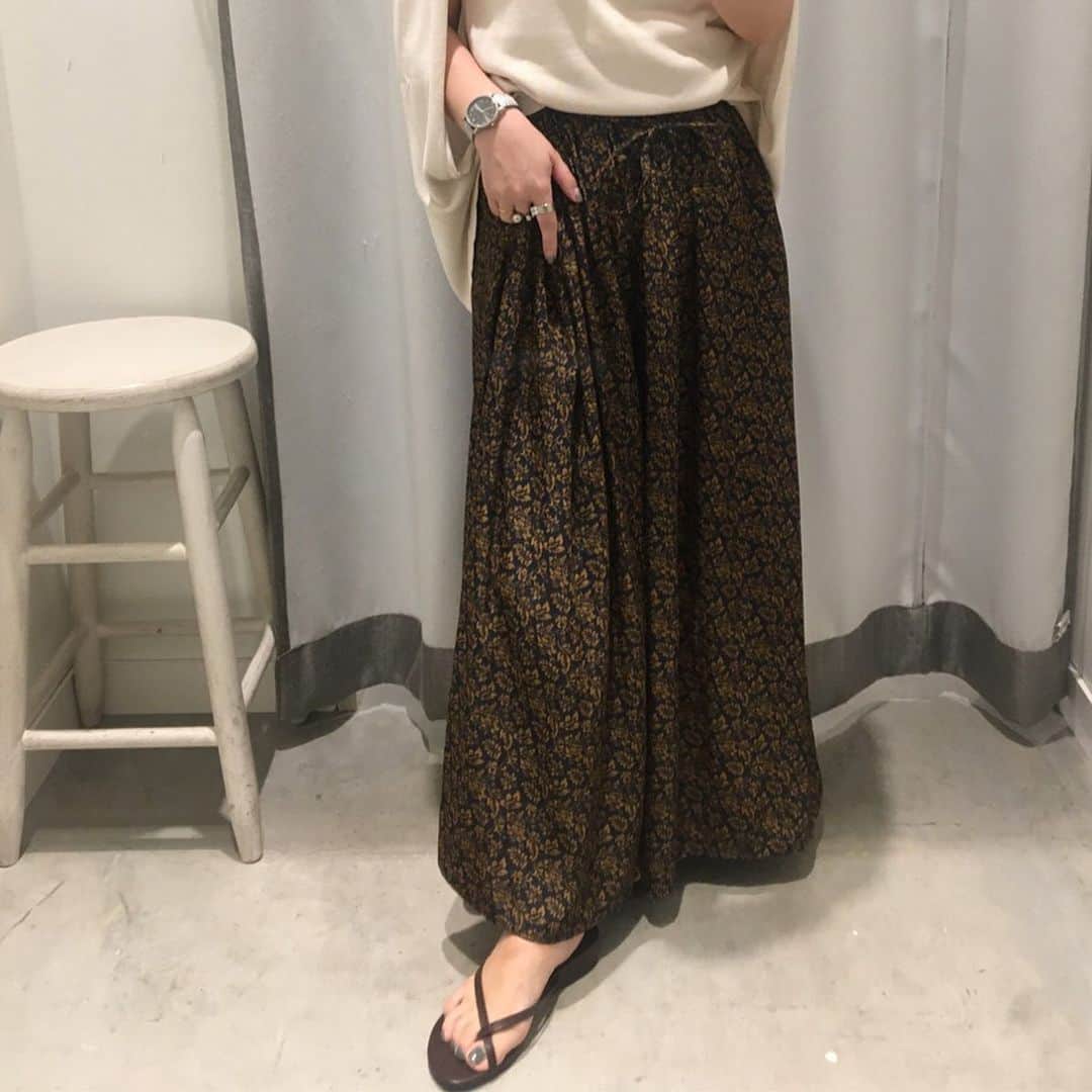 ストライプクラブ公式さんのインスタグラム写真 - (ストライプクラブ公式Instagram)「#夏のリラックスコーデ  ふんわりと柔らかく揺れるシルエットが、リラックスムードを漂わせるワイドパンツ。  シンプルなトップスと合わせるだけでも、ワンツーコーデが決まるスタイリング力の高さも◎  気になるレッグラインをカバーしてくれる&ウエストはゴム＋ドロスト仕様で穿き心地もノンストレスな所も嬉しいポイントです！  本格的に暑くなってきた今日この頃。こういったコーディネートが見たい！というご意見もお待ちしております♪  #americanholic #アメリカンホリック#stripeclub#ストライプクラブ」6月15日 19時18分 - stripe_club