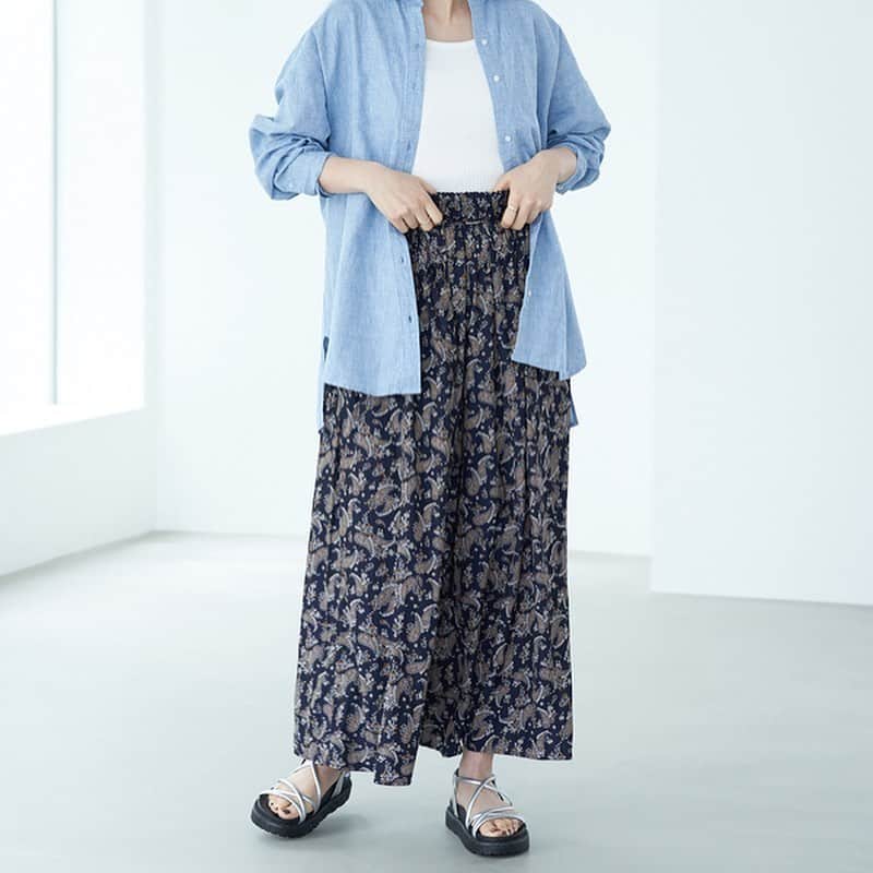 ストライプクラブ公式さんのインスタグラム写真 - (ストライプクラブ公式Instagram)「#夏のリラックスコーデ  ふんわりと柔らかく揺れるシルエットが、リラックスムードを漂わせるワイドパンツ。  シンプルなトップスと合わせるだけでも、ワンツーコーデが決まるスタイリング力の高さも◎  気になるレッグラインをカバーしてくれる&ウエストはゴム＋ドロスト仕様で穿き心地もノンストレスな所も嬉しいポイントです！  本格的に暑くなってきた今日この頃。こういったコーディネートが見たい！というご意見もお待ちしております♪  #americanholic #アメリカンホリック#stripeclub#ストライプクラブ」6月15日 19時18分 - stripe_club