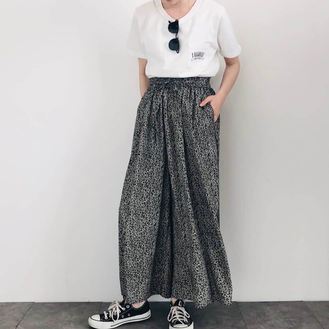 のインスタグラム：「#夏のリラックスコーデ  ふんわりと柔らかく揺れるシルエットが、リラックスムードを漂わせるワイドパンツ。  シンプルなトップスと合わせるだけでも、ワンツーコーデが決まるスタイリング力の高さも◎  気になるレッグラインをカバーしてくれる&ウエストはゴム＋ドロスト仕様で穿き心地もノンストレスな所も嬉しいポイントです！  本格的に暑くなってきた今日この頃。こういったコーディネートが見たい！というご意見もお待ちしております♪  #americanholic #アメリカンホリック#stripeclub#ストライプクラブ」
