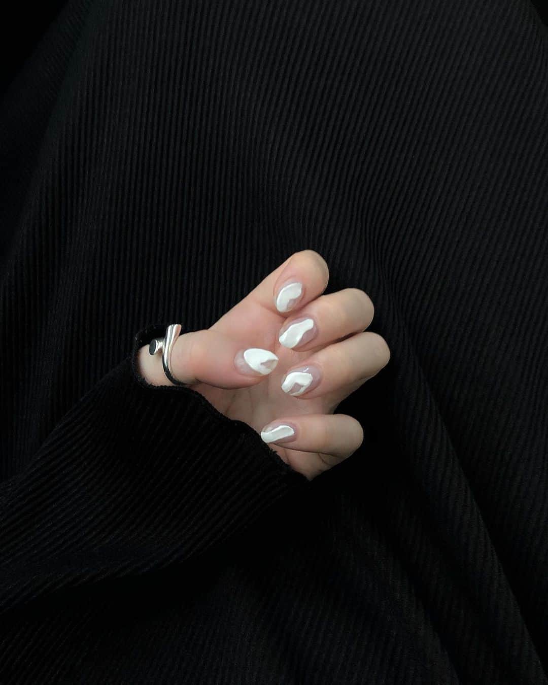 中村くるみさんのインスタグラム写真 - (中村くるみInstagram)「🤍 New nails thank you @_yukapool @poolnail  べとっと塗った感じが可愛すぎる🤤 最近はクリアベースが好き♡」6月15日 19時14分 - __k_r_m__