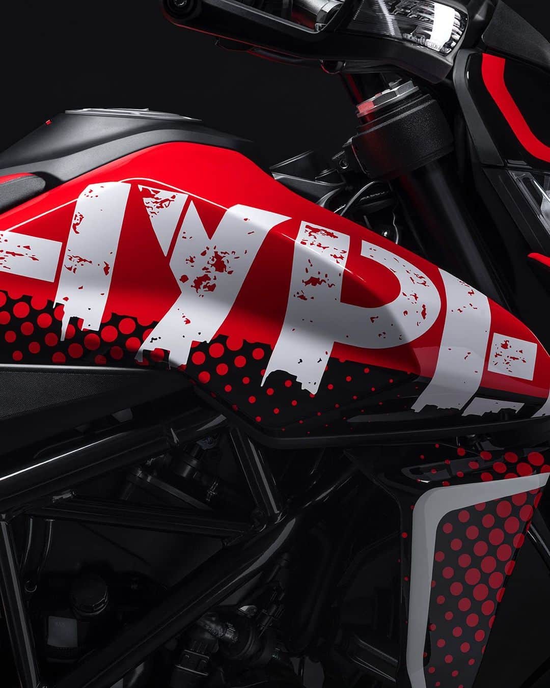 Ducati Japanさんのインスタグラム写真 - (Ducati JapanInstagram)「レーシング・キャラクターとアーバン・ファイターという2つの特徴を見事に融合したハイパーモタード950 RVEは、MotoGPからフィードバックされた高度なテクノロジーと都会のストリートアートにヒントを得たインパクトのあるグラフィック・デザインによって、その独自のキャラクターを作り出しています。 #ドゥカティいいじゃん #ハイパモタード #GameOnLevelUp #Hypermotard950RVE」6月15日 19時17分 - ducatijapan