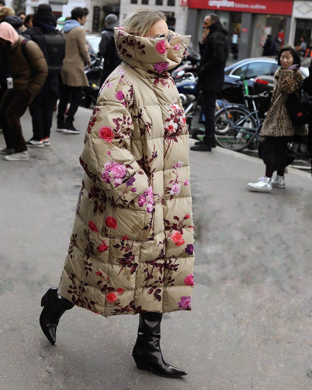 Lee Oliveiraのインスタグラム：「27th February 2020 Details at its finest.  Rue de Lyon, Paris 💐. . . . . #paris #streetphotography #mode #style #streetstyle #fashion #pfw20 #streetstyle #driesvannoten」