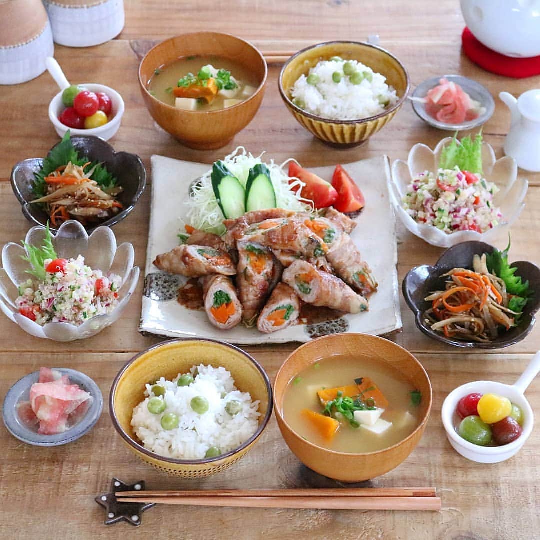 yunaのインスタグラム：「♩ . . . 水菜と人参の豚肉巻き きんぴらごぼう キヌアサラダ ミニトマトのはちみつマリネ スイカのお漬け物 かぼちゃのお味噌汁 豆ご飯 . . #yunaご飯#丁寧な暮らし#lin_stagrammer#kurashiru#delistagrammer#Japanesefood#ロカリキッチン#デリスタグラマー#クッキングラム#クッキングラムアンバサダー#タベリー#フーディーテーブル#Kissカメラ#iegohanphoto#てづくりごはん365#おうちごはん#おうちごはんlover#ママリクッキング#マカロニメイト#おうちごはん通信#おうちごはん革命#キッチングラム#おうちカフェ#夜ごはん#晩ごはん#dinner#翁明窯元#シャキッと夏ごはん」