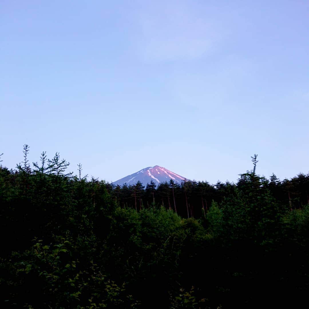 富永美樹さんのインスタグラム写真 - (富永美樹Instagram)「#ランニング中 #夕陽 に向かって走れ #夕焼けの富士山 #mountfuji #体力作り  ではこれから#県をまたぎます」6月15日 19時20分 - miki.tominaga.official