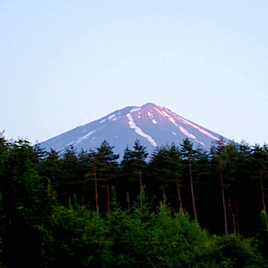 富永美樹さんのインスタグラム写真 - (富永美樹Instagram)「#ランニング中 #夕陽 に向かって走れ #夕焼けの富士山 #mountfuji #体力作り  ではこれから#県をまたぎます」6月15日 19時20分 - miki.tominaga.official