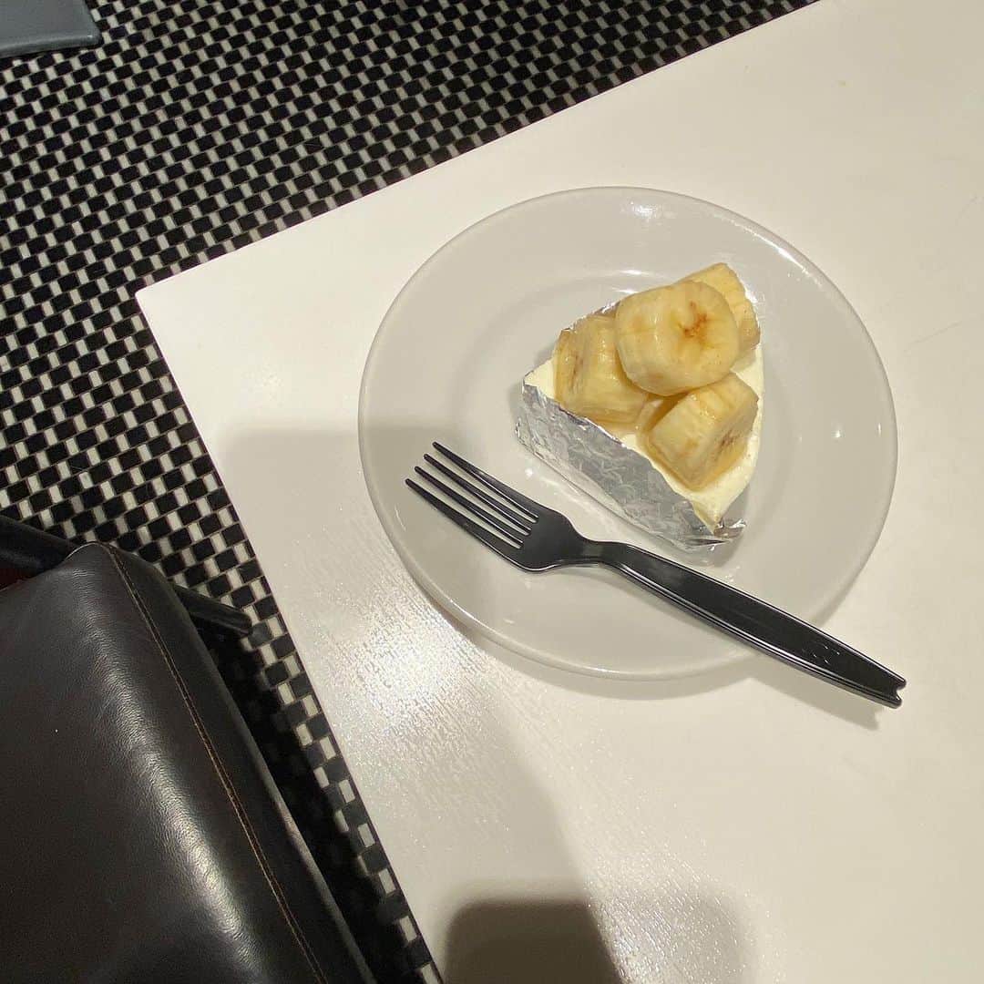 宮崎葉のインスタグラム：「ㅤ Banana Chees Cake 🍌🧁 お店の店員さんがみんなめちゃめちゃ、優しくて親切で、またいきたいです でもご年配の女性に「空いてるお席あるかしら？」と尋ねられたのでちょっと案内したら最後に「じゃ、コーヒーお願いします」て言われて私あたふたしたのがおもろな巻でした👵🏻 ㅤ  あ、お店は池袋のRoasted COFFEE LABORATORYです☕️ #roastedcoffee #roastedcoffeelaboratory #roastedcoffeelaboratoryエソラ池袋店」