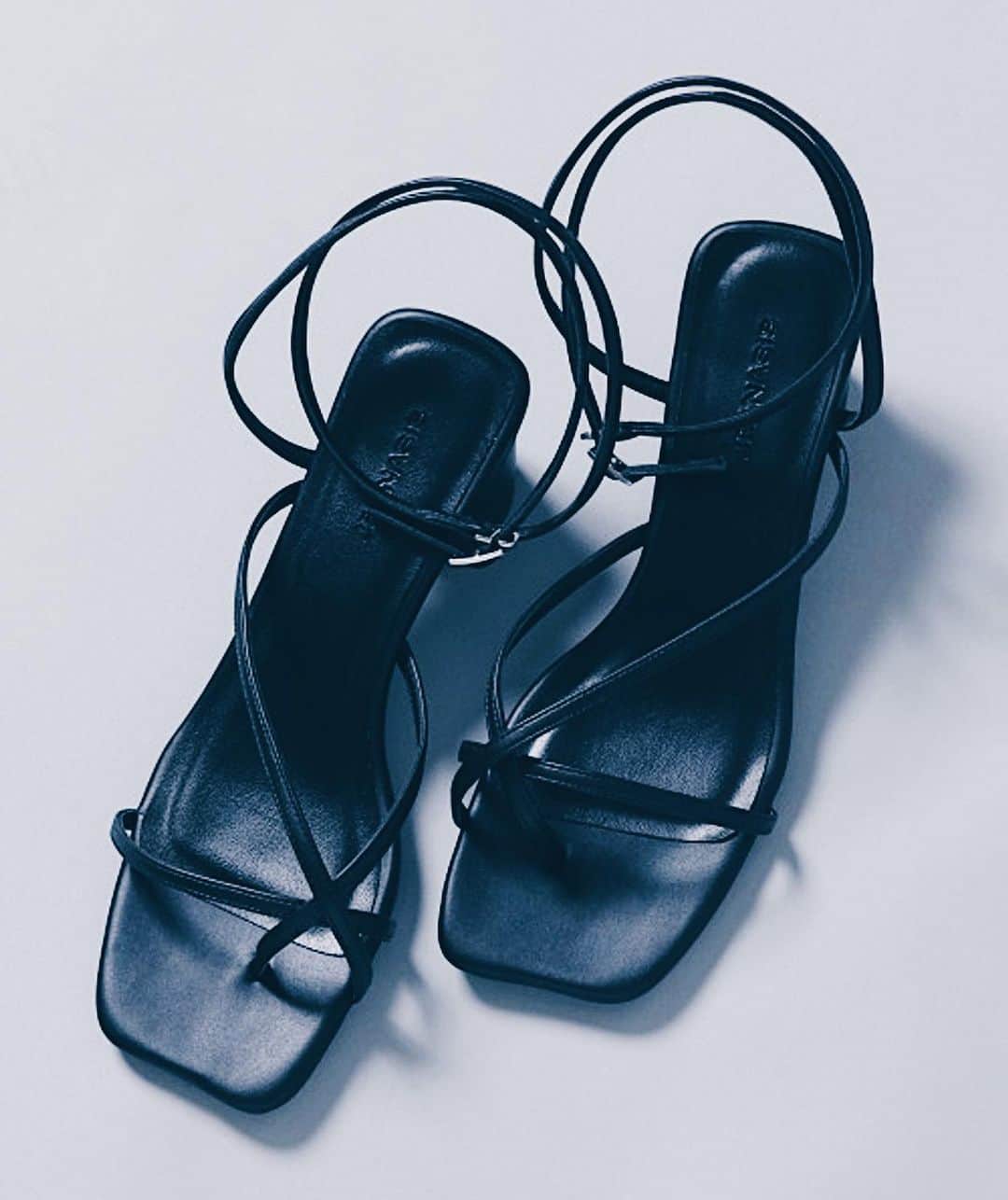 日下裕江さんのインスタグラム写真 - (日下裕江Instagram)「𝕁𝕖𝕒𝕟𝕒𝕤𝕚𝕤｡:ஐ⋆* 華奢なストラップが𝕝𝕠𝕧𝕖 𝕚𝕥.  Sandal #jeanasis  #sandals #loveit #myfavorite  #summersandals」6月15日 19時25分 - hiroe___h