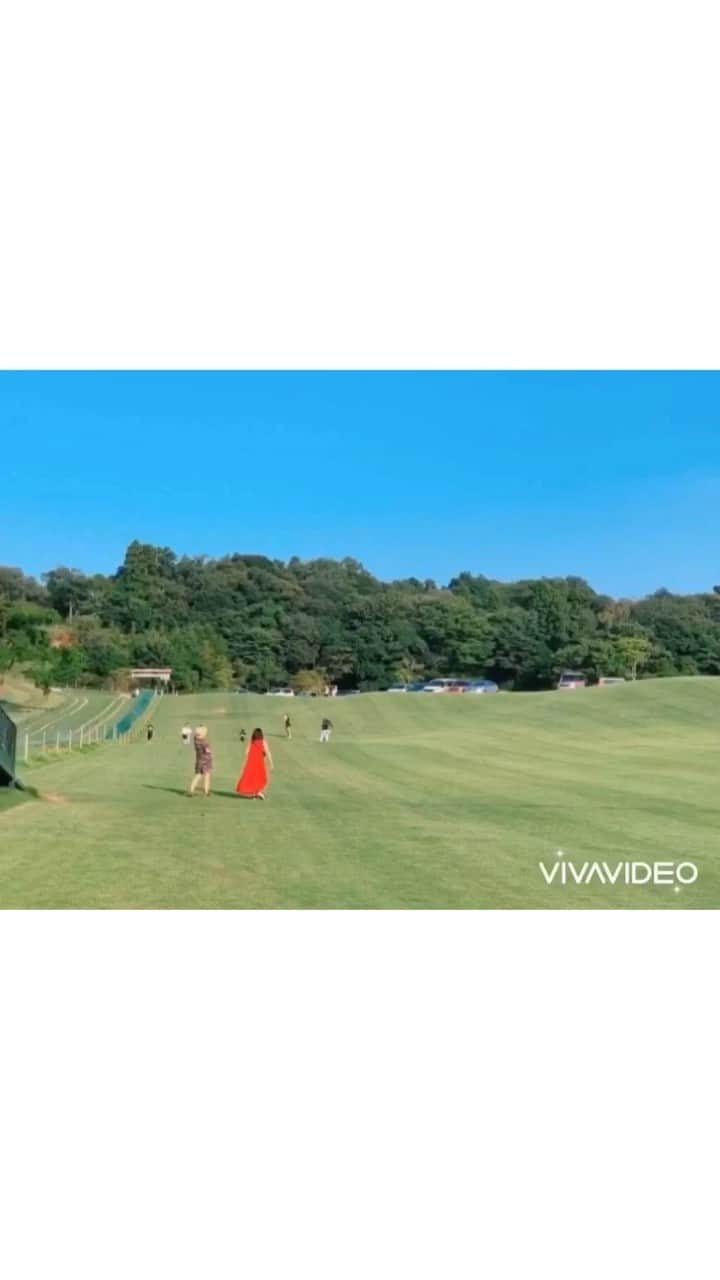 のインスタグラム：「なんだか青づいてる今日この頃の私。  たぶん、私の心の中が夏模様な感じなんだろうなぁ、と思い。  ふと。。 そういえば 「夏模様」って #少年時代 の出てくる 井上陽水さんが考えた 造語だよなぁ、 と思い出して、 私達がカバーしている少年時代をバックに 『青っぽい』写真を載せてみました😊 （載せ方はかなりテキトー）  オリジナルの少年時代はもちろんのこと、 やなわらばーが歌う少年時代も 全体を通して #NAOKIT さんによるアレンジがめちゃくちゃいいんですよ〜😍 間奏部分は、時間を遡るような時計の音と、子供達の声、花火の音、からの〜 カノン！からの〜ラジオボイス！ ヴァイオリンのフレーズもいいし とにかくいいんですよ‼️笑 説明するとなんか安っぽくなっちゃうかな😅 でもめっちゃいいので是非 配信サイト等でフルで聴いてほしいですな😊  あと、  CHOYA夏梅CMソングの 「夏空の下」も今の時期ピッタリだし、  やなわらばー初のスリープミュージック「Akane」はよく寝れるし、  パナウル王国物語の書き下ろし主題歌「おかえり」はほっこりするし  琉球エアーコミューターのCMソング「君がいるから」 はホロリと涙を誘う （自分で言うか笑）  とにかく 色々配信中です！笑 チェックよろしくお願いします⭐︎ #青 #やなわらばー  #石垣優 #東里梨生 #夏ソング #サマーソング #スリープ系 #スリープミュージック #ついでに言うと #夢花火 #宵かがり #夢花火 #全部造語 #井上陽水　さん #更に言うと #なごり雪　は #伊勢正三　さんによる造語」