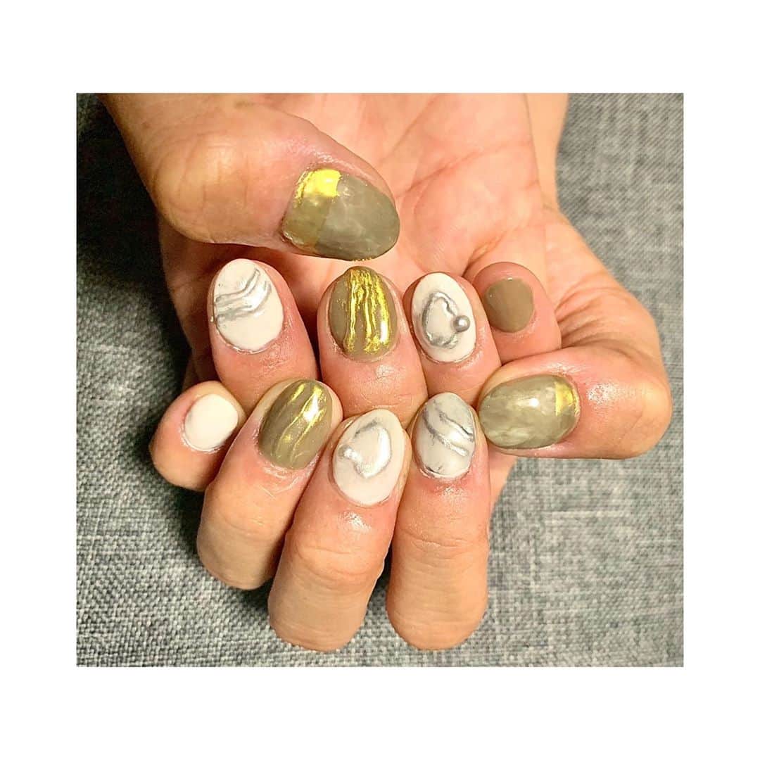 八坂芽依のインスタグラム：「New!!Nail💅 今回はミラーネイルとぷっくりネイル？笑 してみました〜💓💓 なかなか難しい。 けど楽しい楽しい〜☺️💅 次はもう少し落ち着いたnailにしよう笑 #めい坊ネイル  #セルフネイル　#ジェルネイル #自己満足ですお許し下さい」