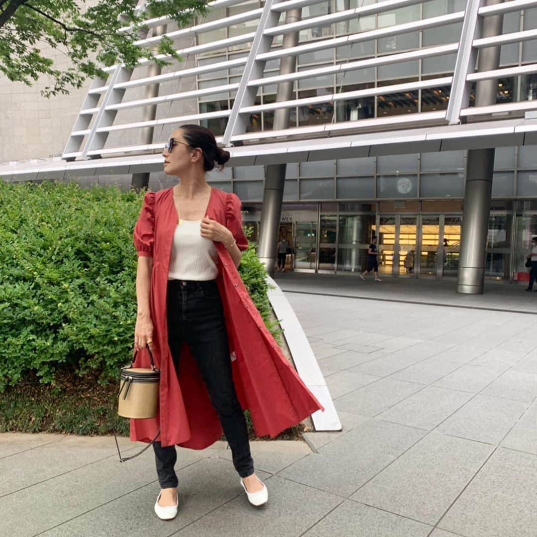 亀恭子のインスタグラム：「@epocatheshop_official ×Kyoko Kame コラボワンピ❤︎ . . . 〝旅〟をテーマに 5つのシーンに合わせて 5型 2色ずつで展開してます。 . . 思いっきり旅を楽しめるのは少し先かもですが、 ストレスフリーな着心地とデザインは、 日常でもマルチに活躍しますよ。 . . 私はこのパフスリーブデザインのドライなレッドのワンピースを❤︎ フロントが全あきするので今日みたいに羽織りにも。 . . レディな優しい雰囲気のデザインなので、 ホワイトを合わせたり、カゴバッグをチョイスして軽さを。 . . アイラインにレッドをリフレイン （ @addictionbeauty_official 004） . . ワンピースがエアリーに風になびく度に、 なんだか気分もイイ❤︎ 他のシリーズも全部自信を持ってオススメです^ ^ . . today's… #fashion #ootd #kkstyle #tokyo #kamescloset #onepiece #epocatheshop #cutandsew #throw #pants #thenewhouse #necklace #mariha #bag #vasic #shoes #porselli #june」