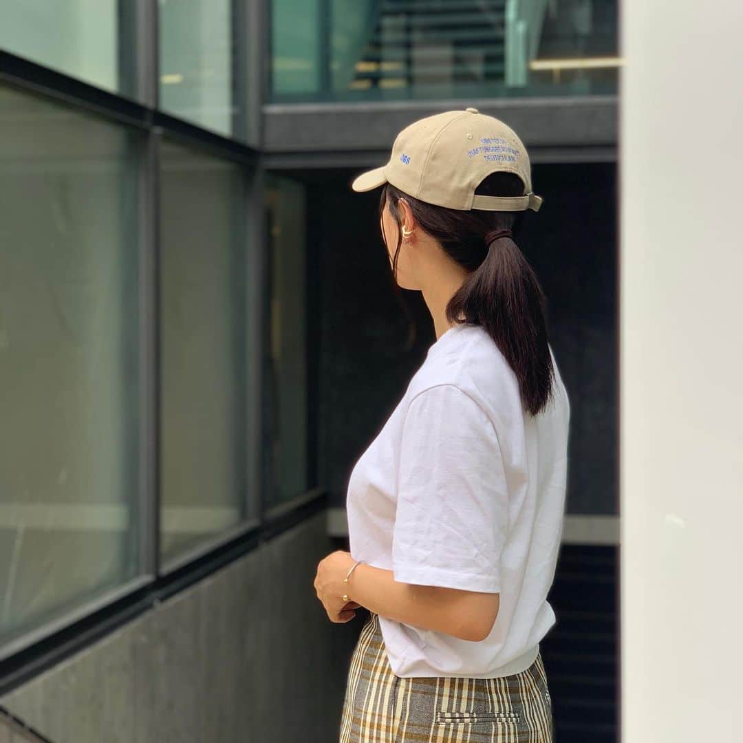亀恭子のインスタグラム：「暑くなるかな… . . . 皆さま、熱中症には気をつけて下さい。 . . Capはほとんど黒、な私には珍しくベージュ。 ブルーの刺繍が可愛いのです❤︎ . . someday's… #fashion #ootd #kkstyle #tokyo #kamescloset #cutandsew #aton #pants #inscrire #cap #obs #june」