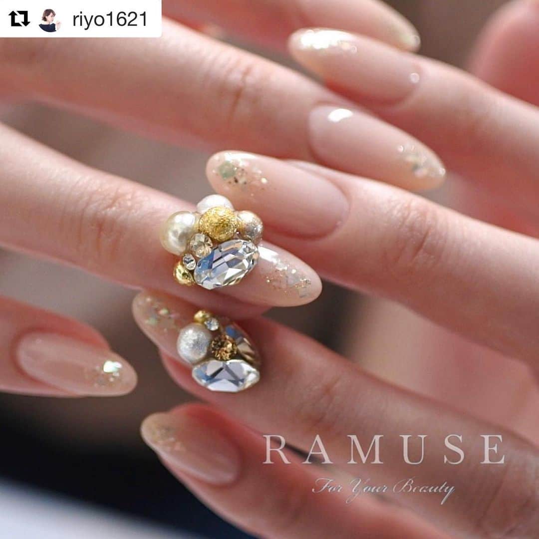 のインスタグラム：「#Repost @riyo1621 with @get_repost ・・・ カラーもラメもシェルもビジューも可愛い！ これ、黄金比すぎる✨ オーダーしたい方はブックマークしてお見せ下さい♡ . @leafgel_premium #124ブドゥドワドゥアンジェニュ #314リュミエールアブゥグラント . . . -------------------------- 大阪ブライダルネイル 口コミ👑No.1👑 ご予約、詳細はこちら @ramuse.foryourbeauty ☎︎06-6136-8677 . 🌟LINE@でもご予約受付中🌟 LINE ID 【@bca6832z】 @マークも入れて検索！ -------------------------- . . #RAMUSEForYourBeauty#nail#nails#gelnail#ネイル#ジェルネイル#ネイルサロン#カラフル　#オフィスコーデ　#大阪ネイルサロン#ビジューネイル #大人ネイル #ベージュネイル #リファ　#オフィスネイル　#セルフネイル#プレ花嫁#おうち時間　#ブライダルネイル　#リーフジェルプレミアム#ビジューネイル　#フレンチネイル #美容好きな人と繋がりたい　#リーフジェル」