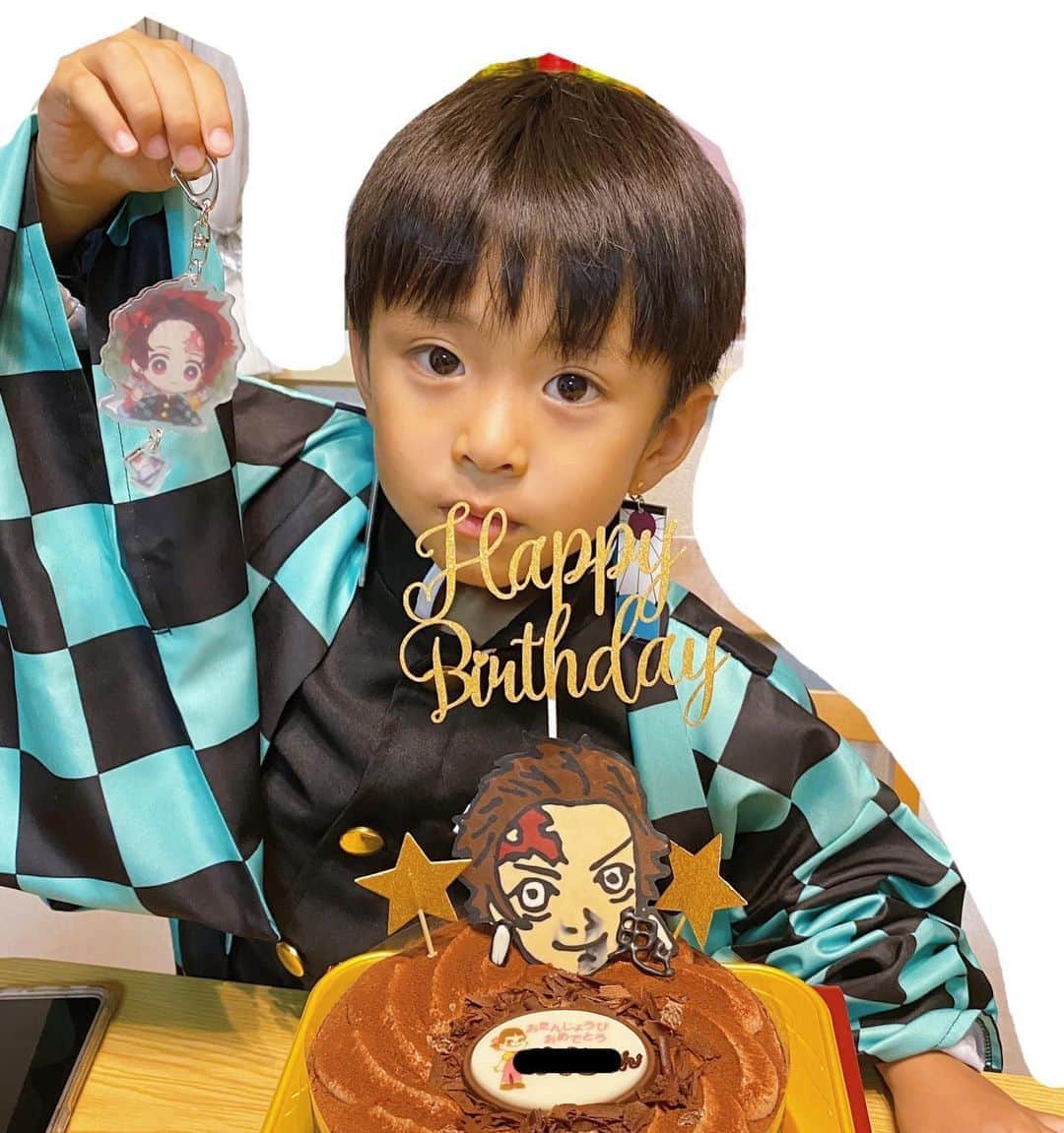 福長優のインスタグラム：「❤︎ 6.12 happy birthday🎉 次男が6歳になりました👦🏽 見ての通り... 鬼滅の刃にハマっています。笑  誕生日プレゼントは 丹次郎の洋服と キーホルダーが欲しいとのコト🎁  毎日なりきり方が凄い😂  外では ねこ被りで心配な所もない普通の男子←なんだけど 家では スーパー甘えん坊なのに 兄ちゃんと喧嘩すると口は悪いし 頑固だし、ませ男で 大変というよりもウケ可愛い💓［親バカ］  これからもたくさん甘えて欲しいな.. わたしのアイドル👦🏽💓 #6歳誕生日  #6歳 #次男 #鬼滅の刃」