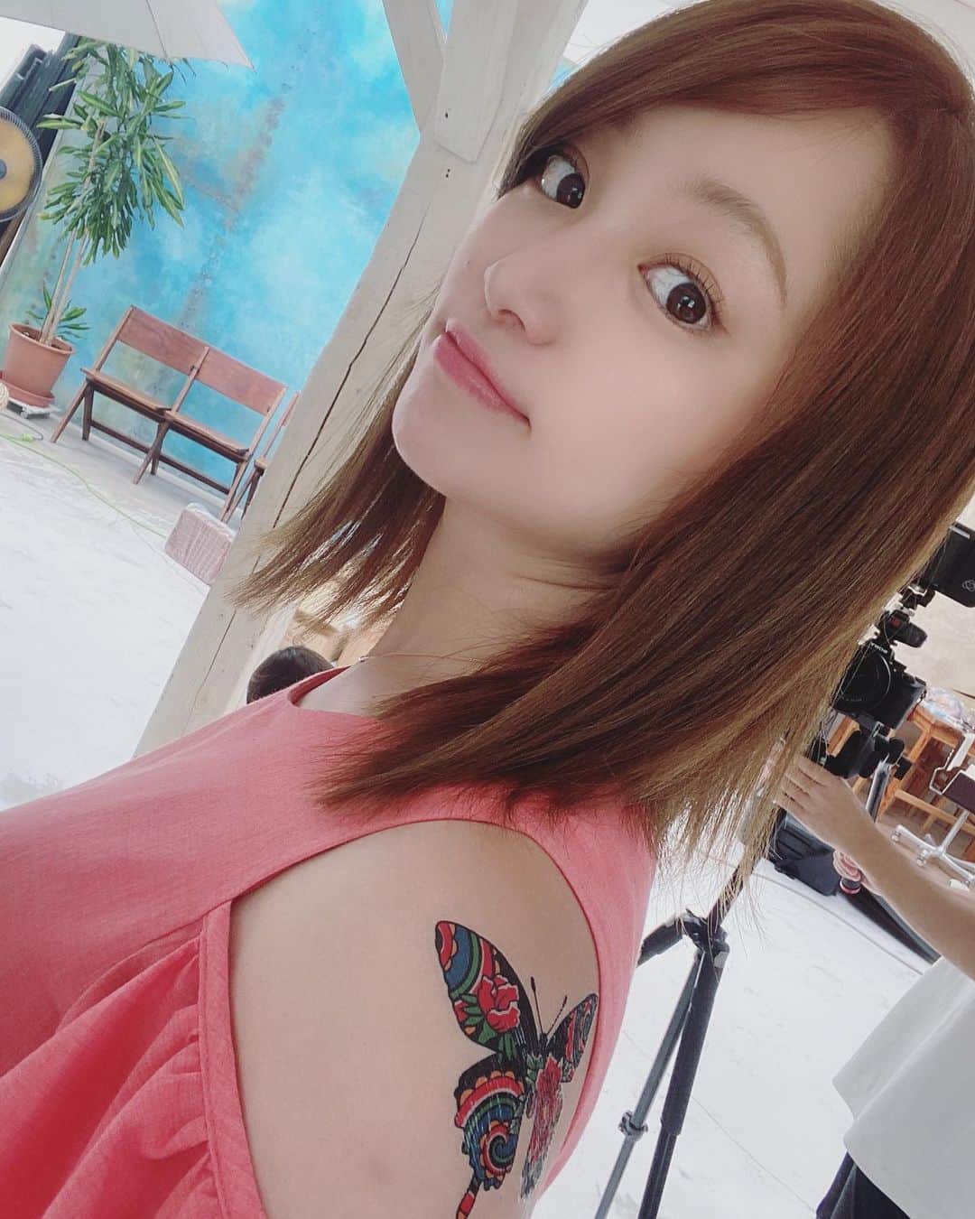 葵ゆりかのインスタグラム：「この前撮影でつけたタトゥーシール。 初体験♡ すごく簡単に取れたよ😊 肩見せワンピ好き♡  #撮影　#モデル　#model #タトゥーシール　#fashion #fashiongram #肩見せ」