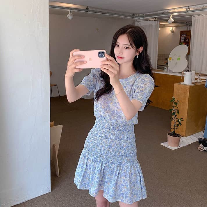 Chuuのインスタグラム：「스모크밴딩으로 슬림해보이는 바디라인을 연출해주는 원피스! 방금 업뎃 된 신상이랍니댜✨」