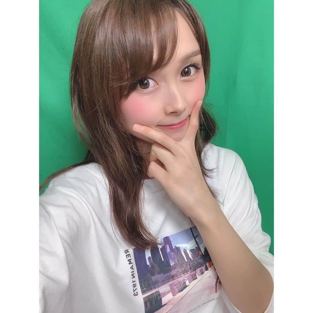 小池ジョアンナのインスタグラム：「今日は初めてグリーンバックで撮影してみました！！どうなるかなぁ〜😆✨というわけでたまには自撮り特集。#クロマキー撮影 #greenbackground #selfie」