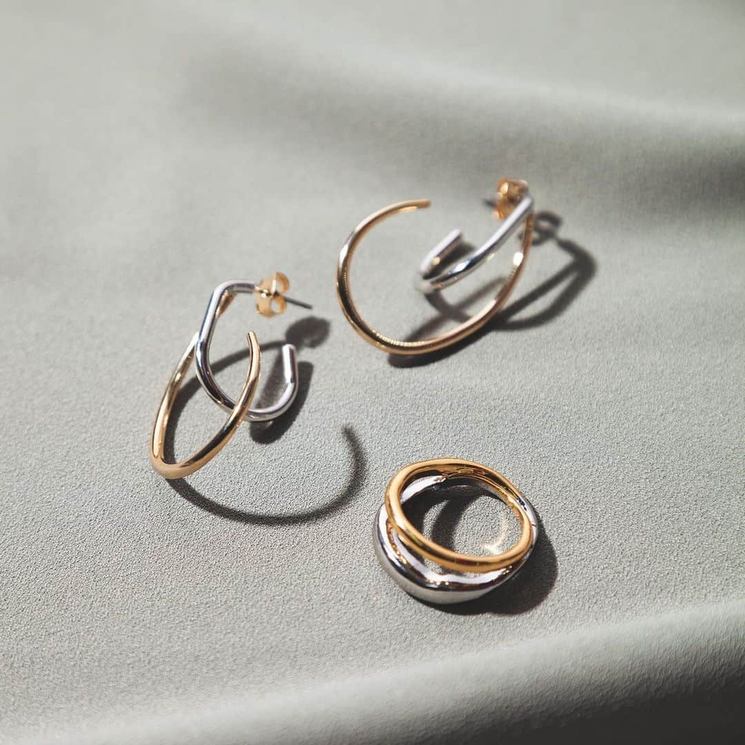 SMIRNASLI_officialのインスタグラム：「SALE！！ アクセサリーもSALE中です❣️ up to 50%OFF♡ . 夏はシンプルなお洋服に、アクセサリーでポイントを💕 . . . #smirnasli #サミールナスリ  #accesories #accessory #アクセサリー #silver #gold #mix #pierce #ピアス #ring #リング #2020 #2020ss #summer #summersale #sale」