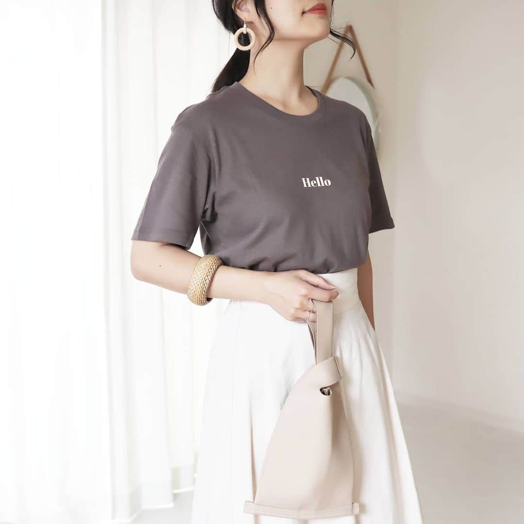 Eri Satoのインスタグラム：「brown×beigeコーデ · T-shirt: @dress_accessory · ロゴTシャツは先日も紹介した @dress_accessory のもの。 ロゴの色とスカートの色を合わせてみた🤗 カスタマイズできるから他のパターンも欲しくなっちゃうやつ✨ キッズ用もあるの😍 予約会は本日15日までだよ～！ ぜひチェックしてみてね💛 · #dress_accessory #ロゴt #高身長コーデ#ママコーデ#カジュアルコーデ #夏コーデ#fashion#ootd#outfit#code#coordinate#style#ファッション#コーディネート#コーデ#プチプラ#プチプラコーデ#シンプルコーデ#mamagirl#locari#partegram#カジュアル#お洒落さんと繋がりたい」