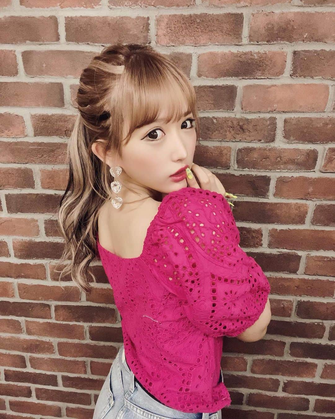 伊藤桃々さんのインスタグラム写真 - (伊藤桃々Instagram)「女の子なのでピンクのお洋服になんか可愛いハートのピアスつけた‼️」6月15日 11時19分 - __peachstagram__